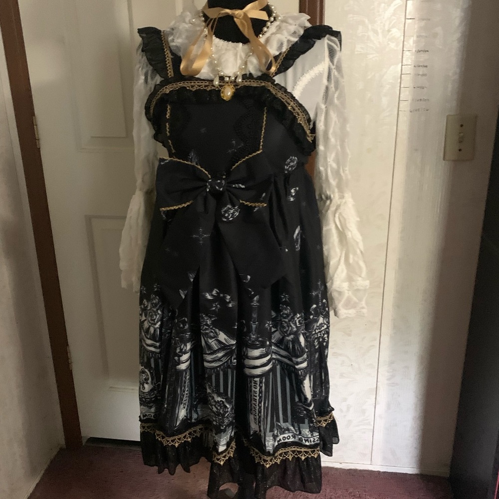 NWOT White Sugar Girl “Queen’s Bedroom” JSK with KC, Necklace, Detachable Bow